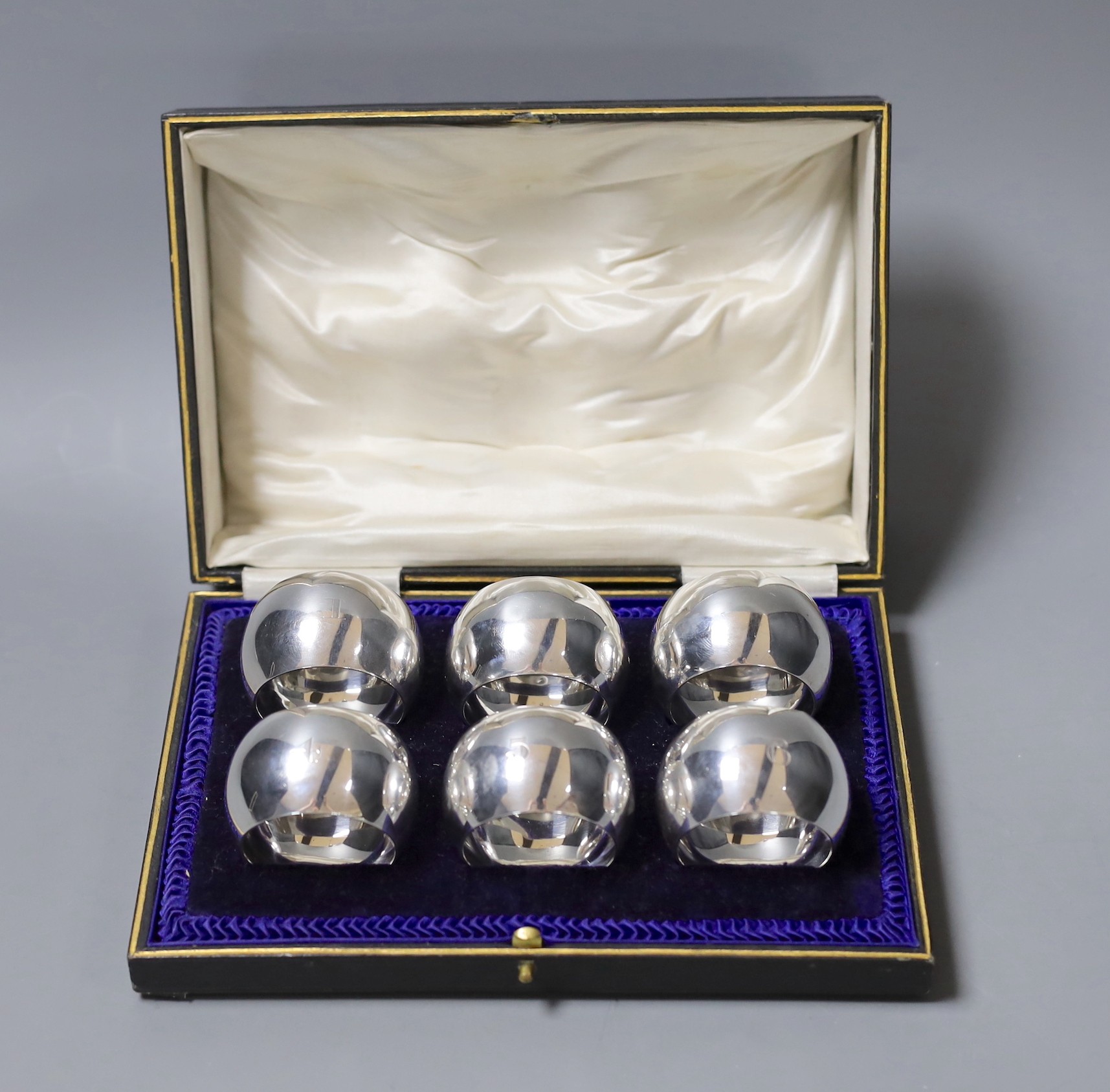 A cased set of six George V silver napkin rings, C.W. Fletcher & Son Ltd, Sheffield, 1915.